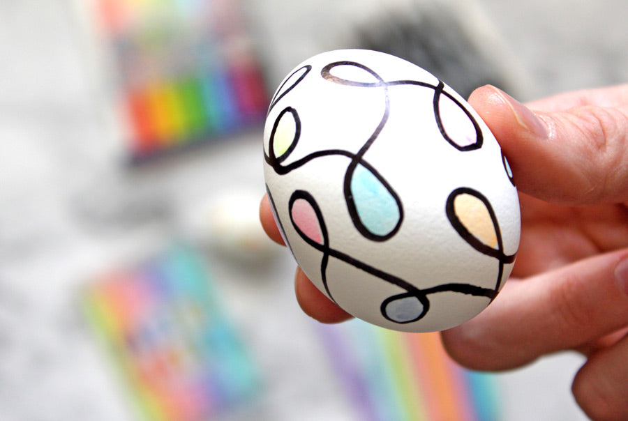 Decorating Easter eggs with freehand markers
